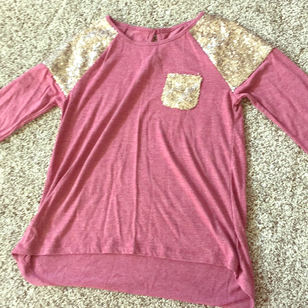 A top/shirt
